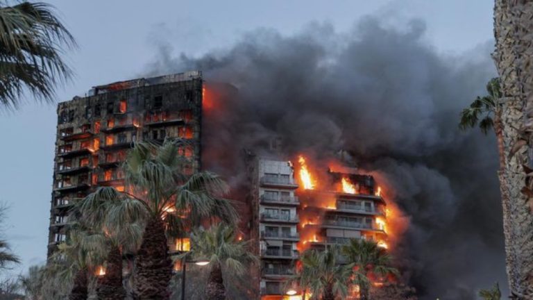 Al menos 9 personas y decenas de mascotas, víctimas de incendio en Valencia, España