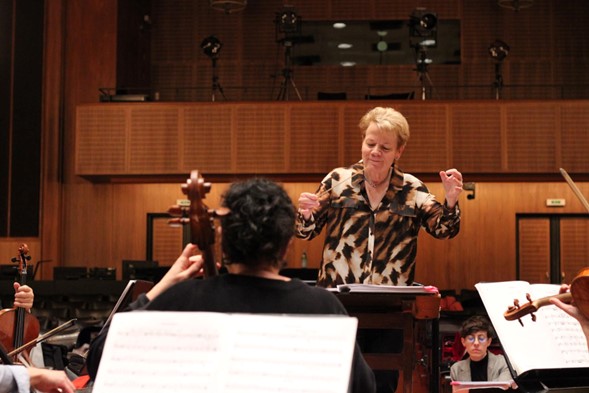 Universidad de música reconoce a Marin Alsop, primera directora de orquesta titular en Austria