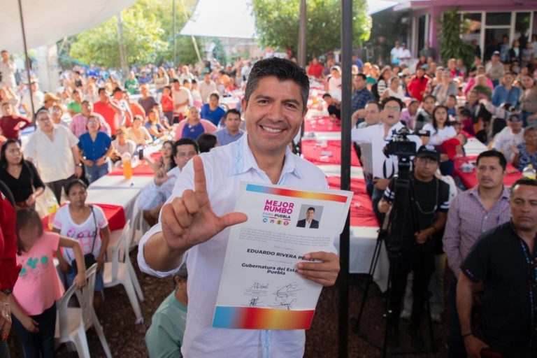 Eduardo Rivera recibe constancia como candidato de “Mejor rumbo para Puebla”