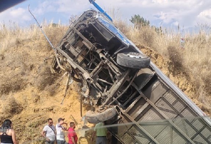 Al menos 4 muertos y 15 heridos tras volcadura de autobús en autopista México-Puebla