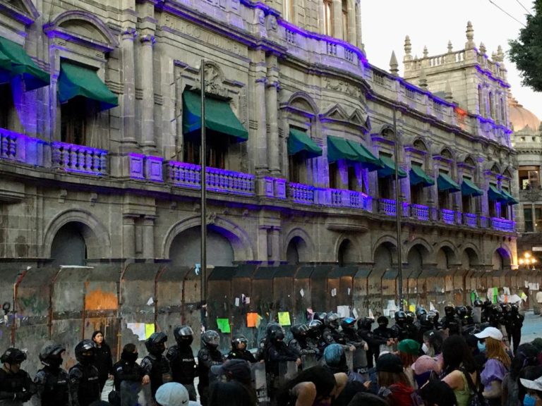 Las paredes que “denuncian” en la marcha del 8M en Puebla capital