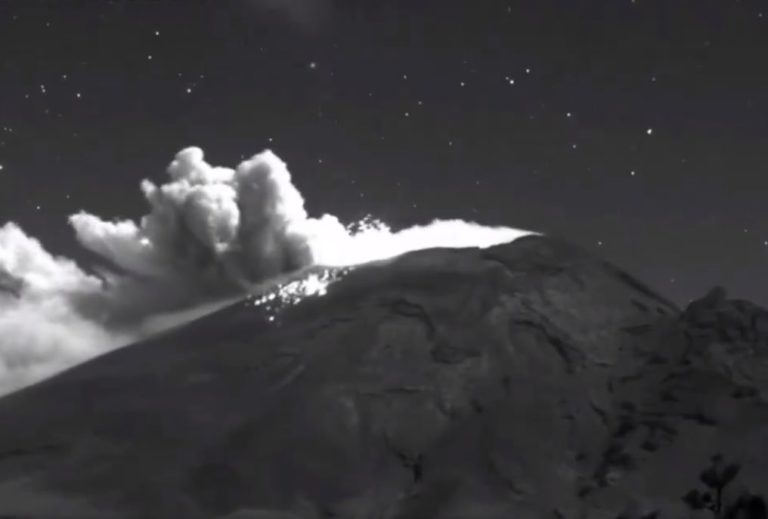 Registra volcán Popocatépetl emisión de material incandescente