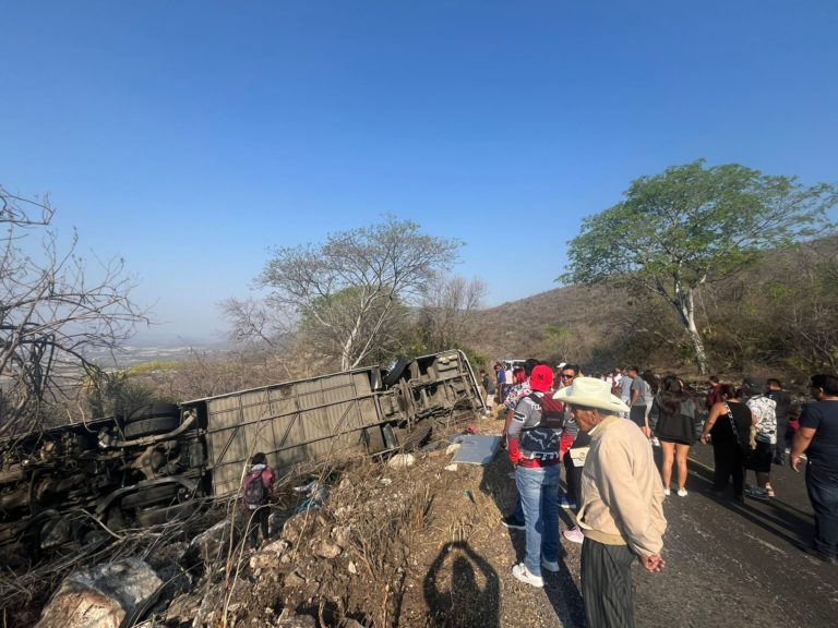 Al menos tres muertos tras volcadura de autobús turístico en Huehuetlán el Grande  