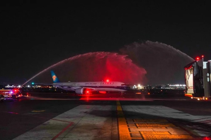 Vuelo comercial más largo desde China llega a México