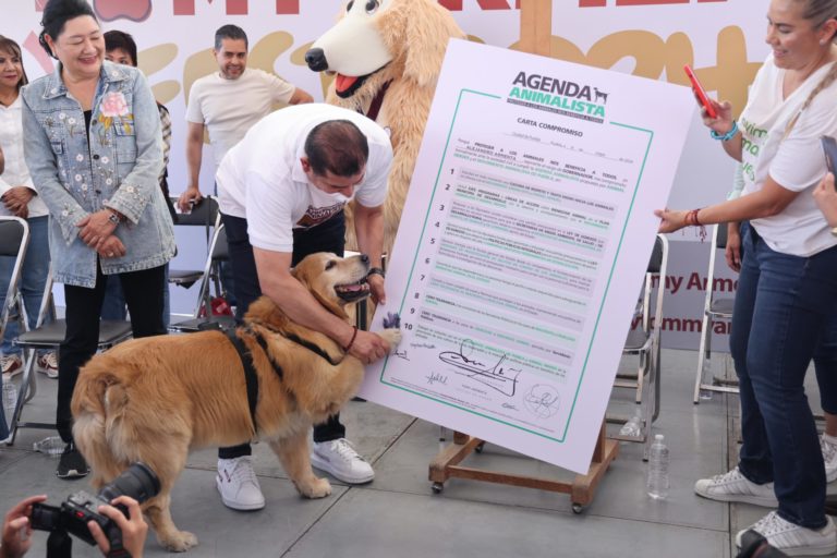 Alejandro Armenta firma agenda animalista en Puebla