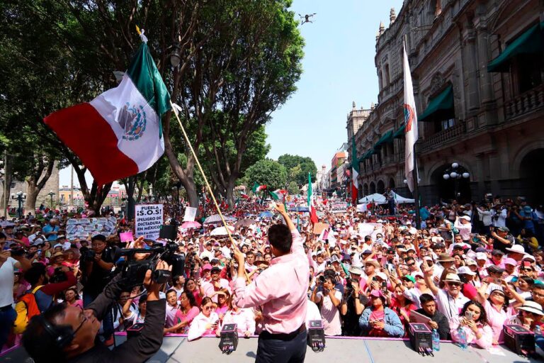 Encabeza Eduardo Rivera “marea rosa” en Puebla: “mantendremos nuestra democracia”