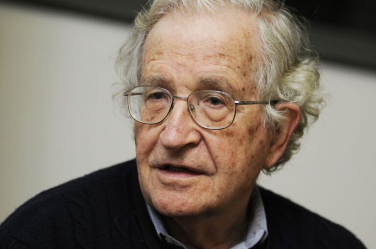 Desmienten muerte de filósofo Noam Chomsky; fue dado de alta en Brasil