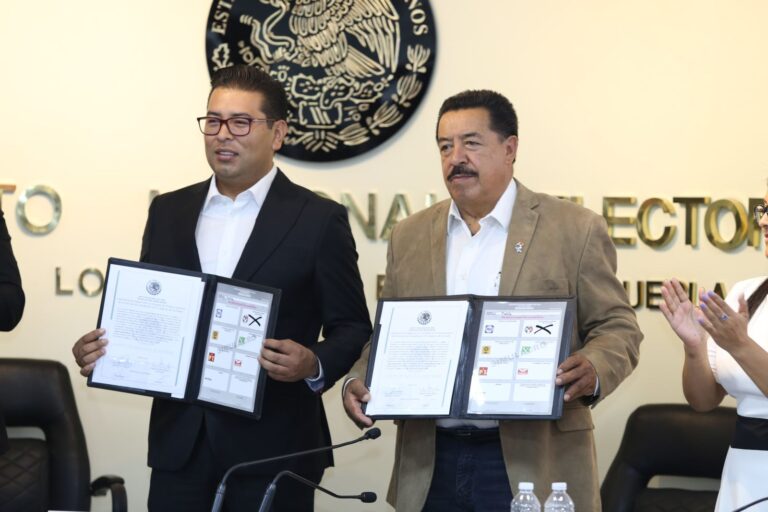 Néstor Camarillo recibe constancia como senador de la República por Puebla