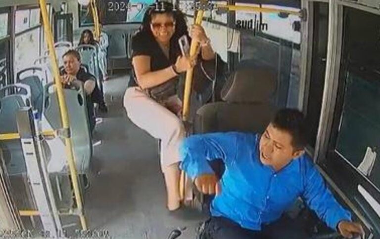 VIDEO: pasajera agrede a conductor de transporte público en Puebla capital