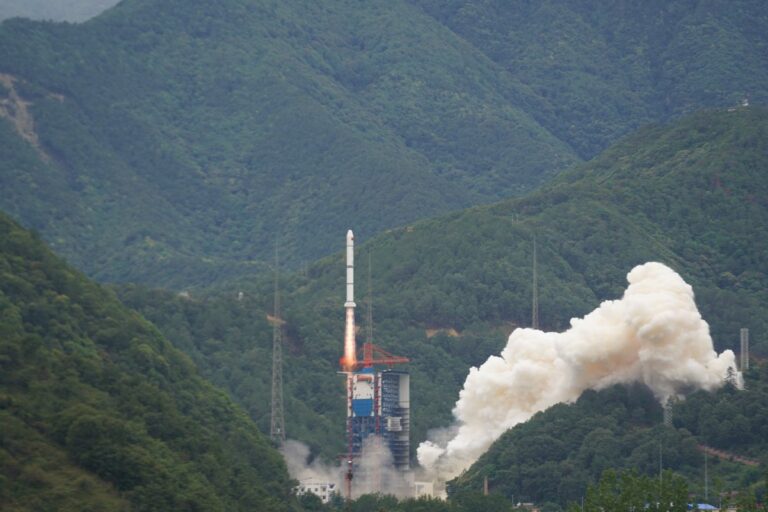 China y Francia lanzan satélite astronómico SVOM; buscará explosiones gamma en el universo