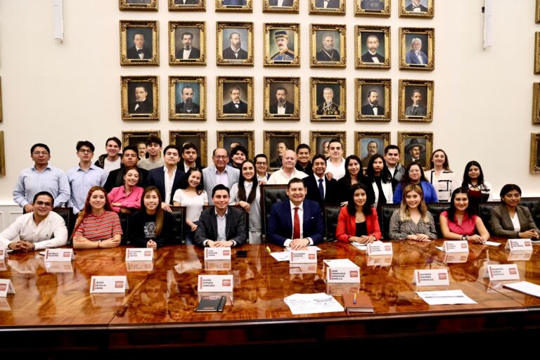 Promueve Armenta participación de la juventud en la vida política de Puebla