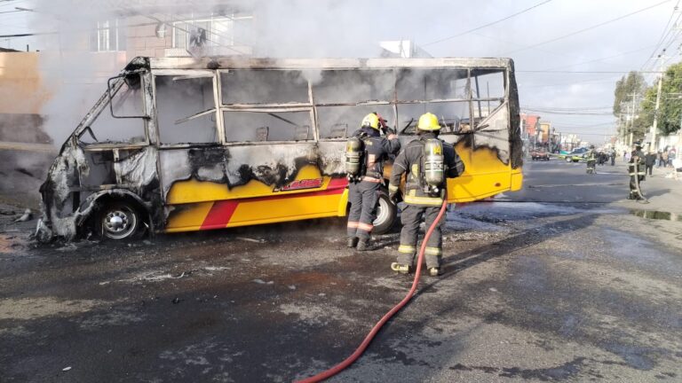 Se incendian dos autobuses del transporte público en Puebla capital