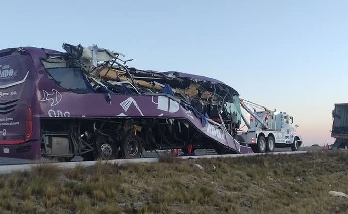 Accidente de autobús en autopista Perote-Xalapa deja ocho muertos