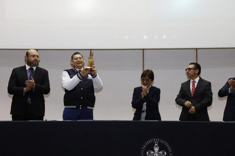 Recibe Alejandro Armenta Minerva a la Excelencia de la Facultad de Administración Pública BUAP