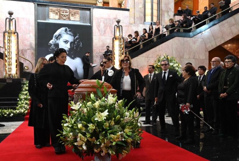 Despiden a Silvia Pinal en el Palacio de Bellas Artes