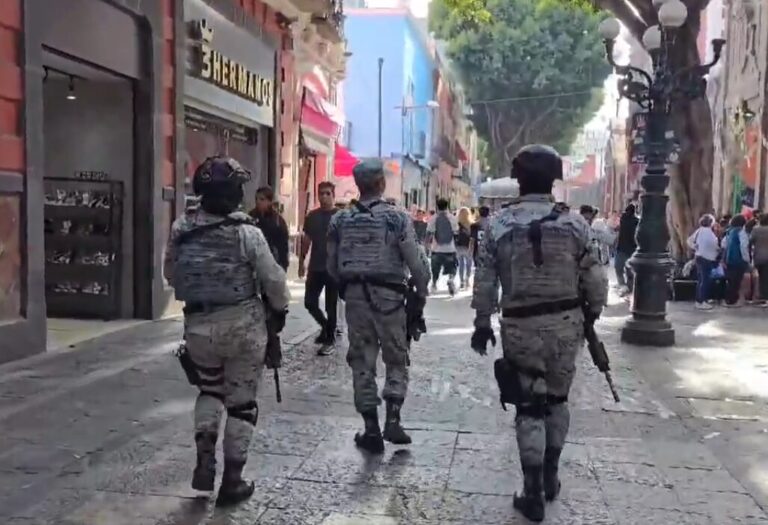 Ayuntamiento de Puebla y Guardia Nacional realizan operativo para retiro de ambulantes en 5 de Mayo