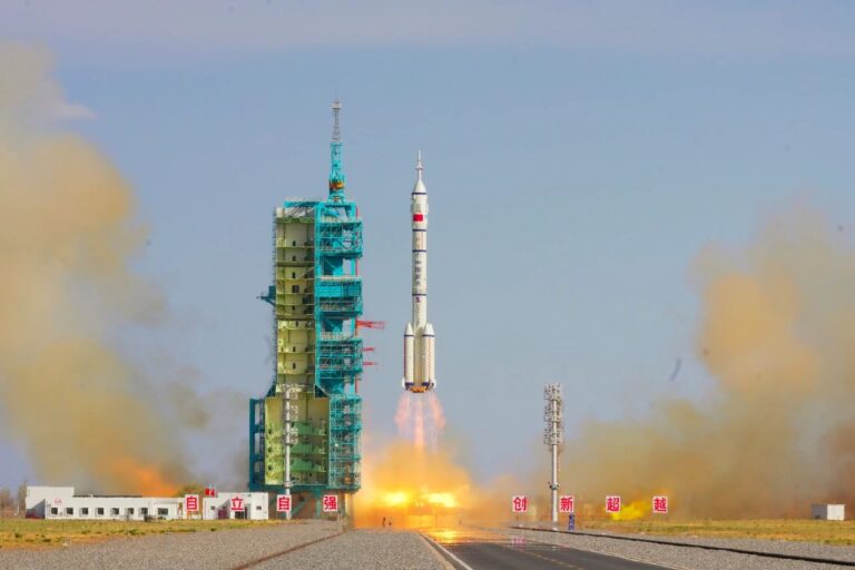 Nave tripulada Shenzhou-20 de China se acopla a estación espacial