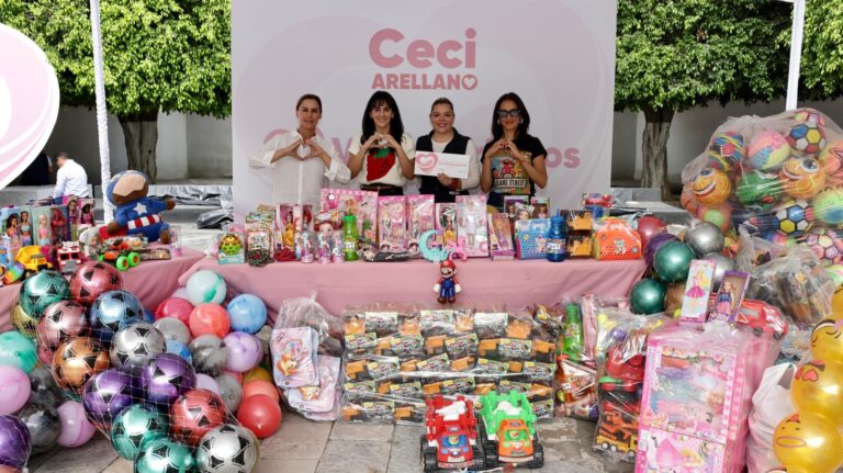 Voluntariado de la Coordinación de Comunicación se suma al SEDIF para entrega de juguetes