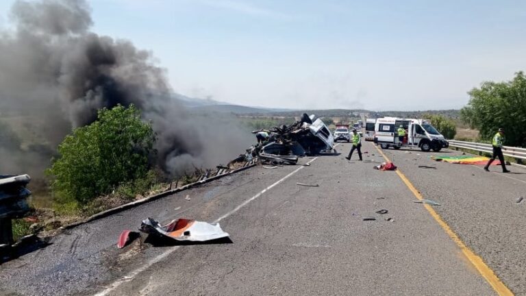 Suman 21 muertos tras accidente en autopista Cuacnopalan-Oaxaca