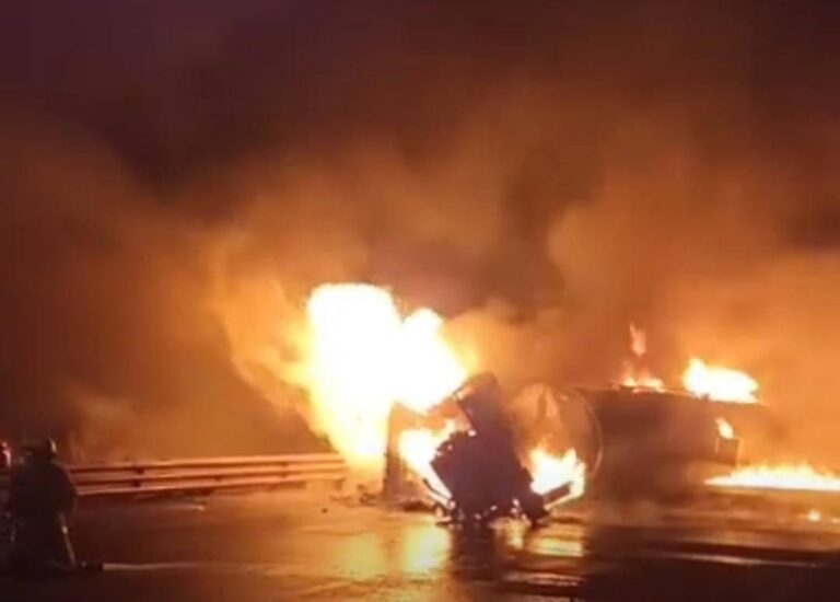 Vuelca y explota pipa en la autopista Puebla-Orizaba