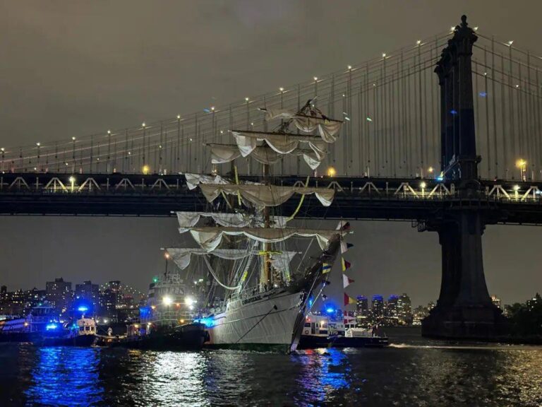 Buque Escuela Cuauhtémoc choca contra puente de Brooklyn; hay dos muertos y 19 heridos