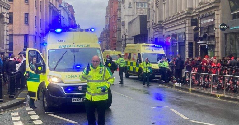 Auto embiste a aficionados en Liverpool; hay un hombre detenido