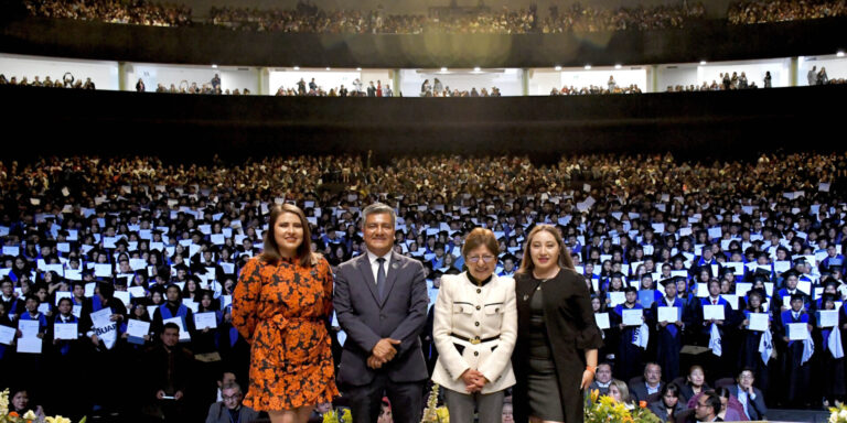 Lilia Cedillo preside graduación de preparatorias Complejo Regional Centro y Lázaro Cárdenas