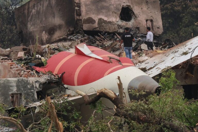 Suman 274 muertos tras accidente aéreo de Air India
