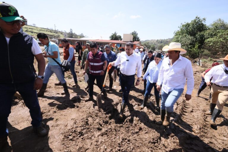 Visita Armenta zonas afectadas por tromba en Chignahuapan; compromete reposición de 70 viviendas