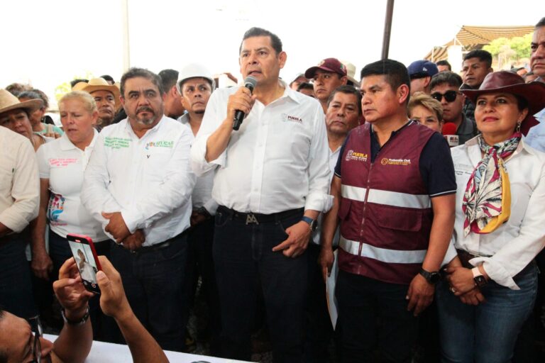 Gobernador Armenta visita comunidades afectadas en Tepeojuma e Izúcar de Matamoros