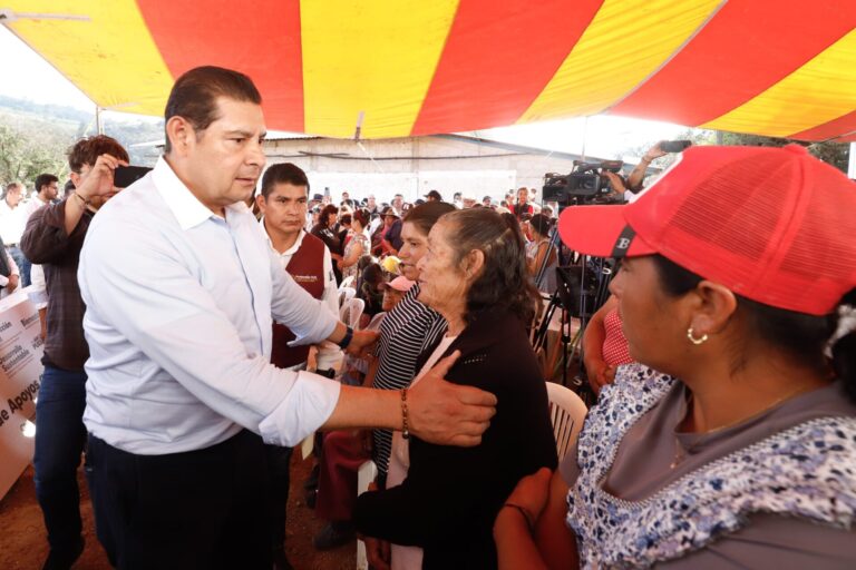Armenta supervisa entrega de apoyos a familias afectadas por inundaciones en Chignahuapan