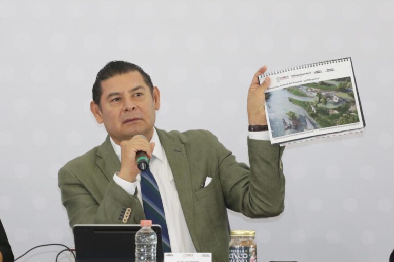 Escuadrón de Maquinaria rehabilita equivalente a 300 calles en Puebla