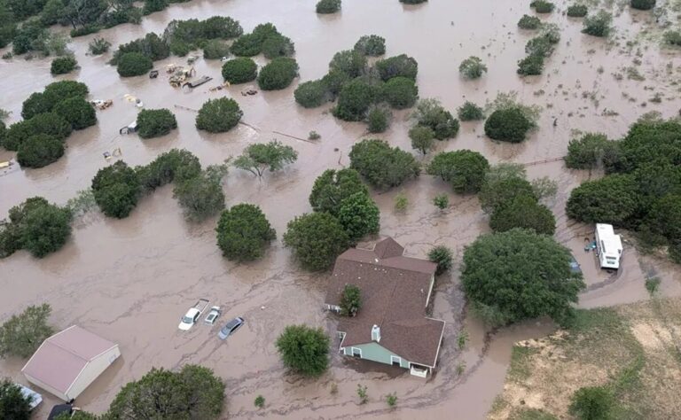 Suman 59 muertos por inundación en Texas, EEUU