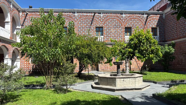 Más allá del dorado. El uso de la talavera en la arquitectura barroca poblana