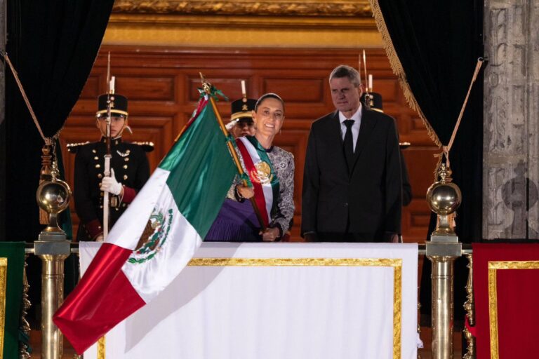 “¡Vivan las heroínas anónimas de México!”: Claudia Sheinbaum encabeza Grito de Independencia