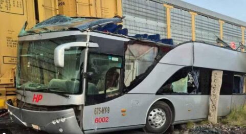 Detienen en Michoacán al chofer de autobús embestido por tren