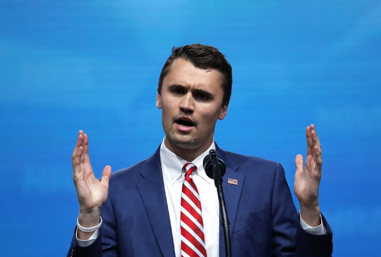 Reportan muerte de activista Charlie Kirk tras atentado en Utah