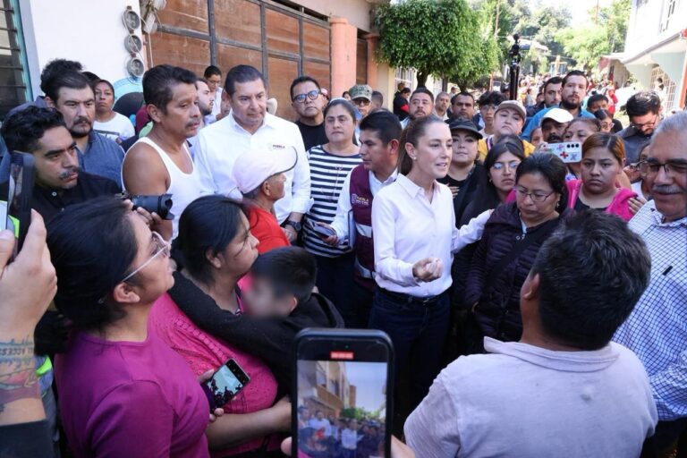 Atiende Claudia Sheinbaum a damnificados en Huauchinango: No vamos a dejar desamparado a nadie