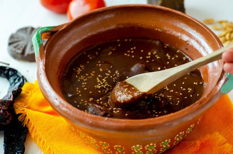 Entre rituales, monjas y cazuelas: la historia del mole poblano