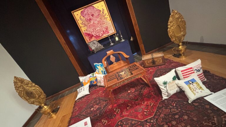 El espejismo del anacronismo: el riesgo de forzar los diálogos curatoriales en los museos