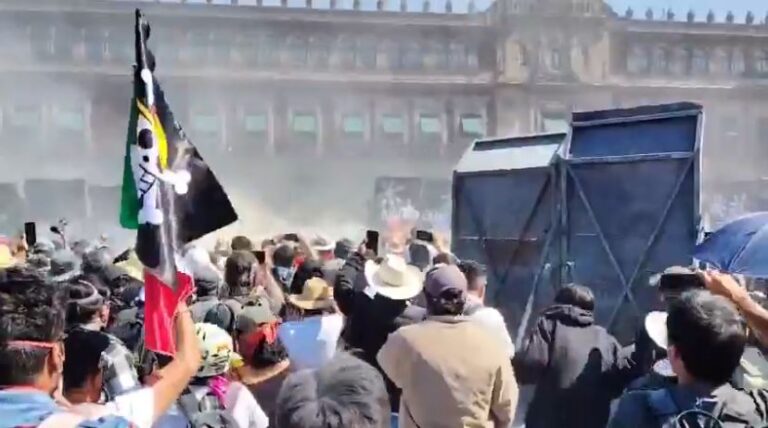 Manifestantes derriban vallas de Palacio Nacional y agreden a policías