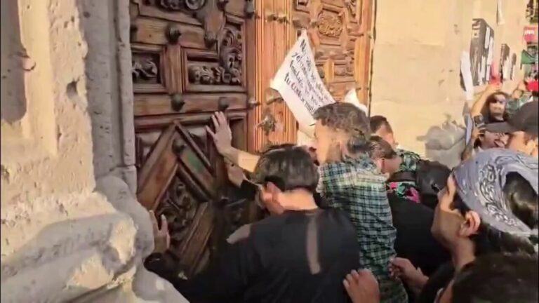 Manifestantes toman Palacio de Gobierno de Michoacán tras asesinato de Carlos Manzo