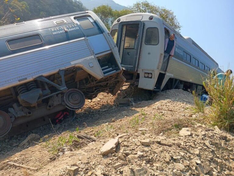 Confirma Sheinbaum fallecimiento de 13 personas tras descarrilamiento de tren Interoceánico