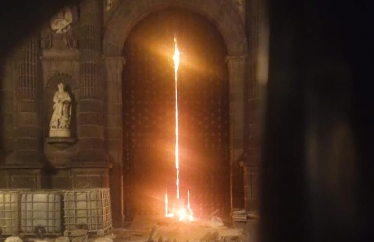 Cuando arde el patrimonio: la puerta de la Catedral y la cultura de la omisión