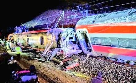 Suman 21 muertos por descarrilamiento de tren de alta velocidad en Córdoba, España