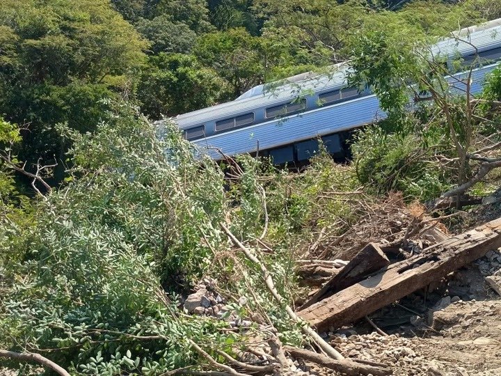 Sube a 14 muertos la cifra por descarrilamiento de Tren Interoceánico