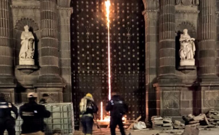 Incendian puerta en la Catedral de Puebla