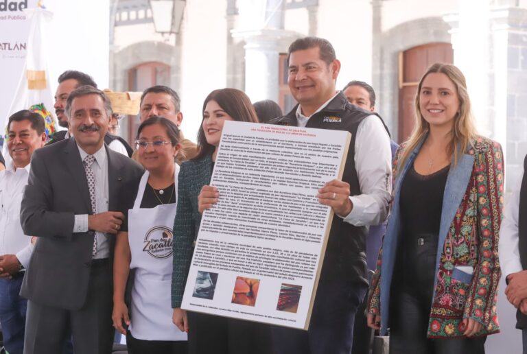 Pan de Zacatlán recibe denominación constitucional y homenaje a panaderas y panaderos