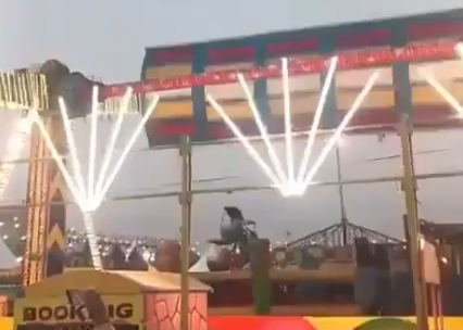 Se desploma juego mecánico en India; hay un muerto y 13 heridos