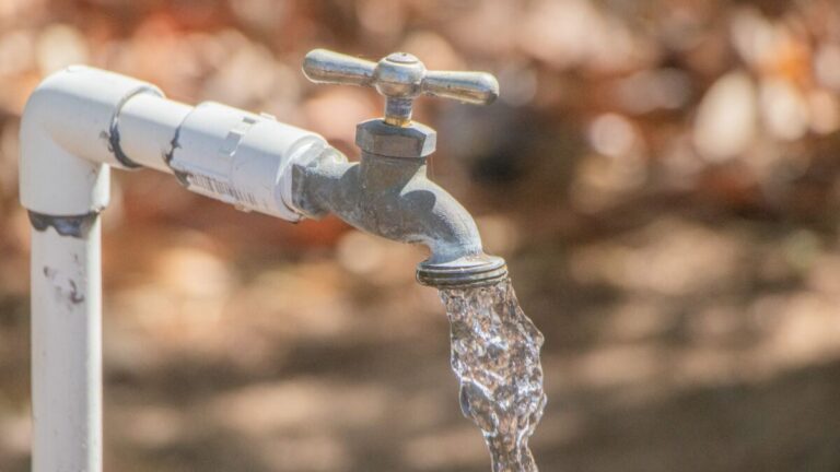 El agua alcanza al pasado